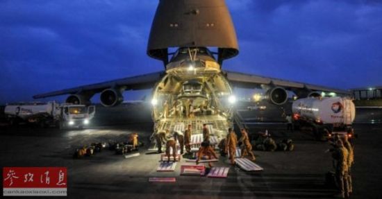 　　资料图片：位于吉布提的勒莫尼耶基地内，美军士兵正从C-5运输机中搬运物资。