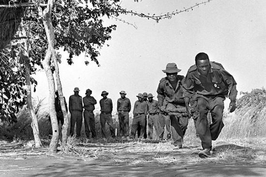 1970年，津巴布韦游击队战士练习战场救护。（资料图/新华社） 