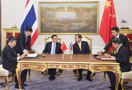　　2014年12月19日，国务院总理李克强在曼谷会见泰国总理巴育。这是会见后，两国总理共同见证《中泰铁路合作谅解备忘录》和《中泰农产品贸易合作谅解备忘录》的签署。 (新华社记者黄敬文摄)