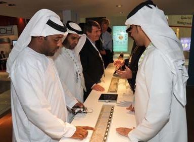 资料图片：在阿联酋首都阿布扎比国家展览中心，一些参观者观看阿布扎比国家石油公司。