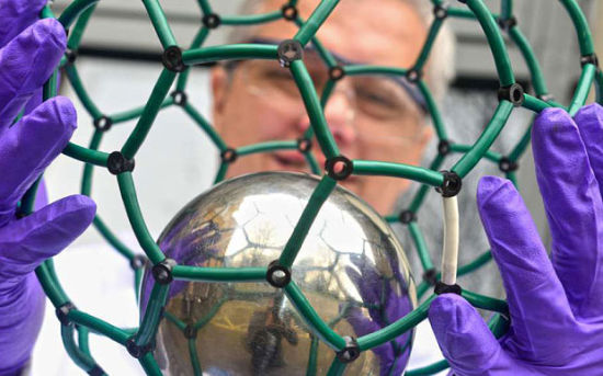 富勒烯因其球形形状而被昵称为“巴基球” 