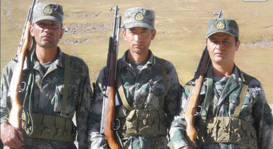 　　图片中这些身穿类似解放军野战迷彩服的人们，面孔和中国汉族人长相很大不同，看起来很像一群欧洲人的他们，可能会让你以为是外军来华进行军事培训的学员，不过，你肯定搞错了，他们是100%的中国人，他们就是来自中国西北部的帕米尔高原上的塔吉克族同胞民兵。 