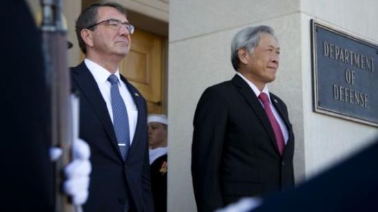 美国防长卡特（左）在五角大楼与黄永宏（右）签署部署侦察机的协议。 