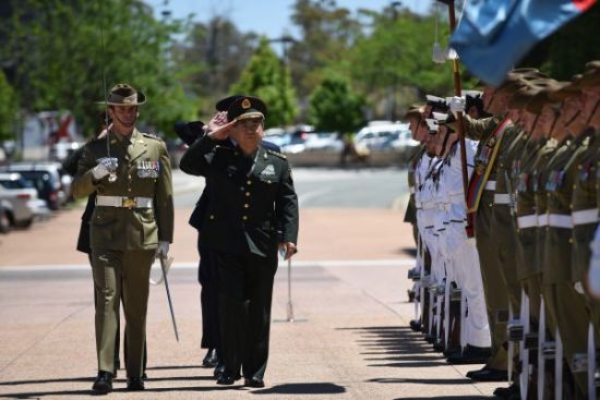 11月30日，参加中澳防务战略磋商的解放军总参谋长房峰辉(前排左二)在堪培拉检阅澳大利亚三军仪仗队。