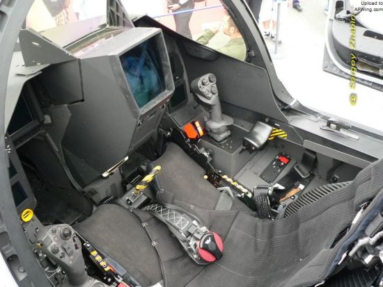 资料图:阵风的驾驶杆和油门杆安装位置都高于正常标准,这一思路很可能