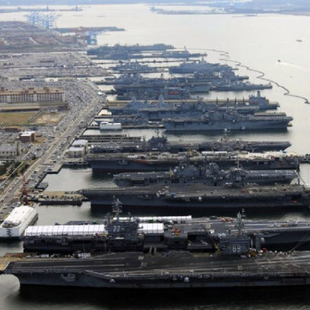 2012年，美国诺福克海军基地内的航母集体照