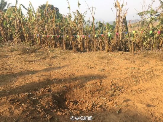 弹坑的直径似乎小于1米 