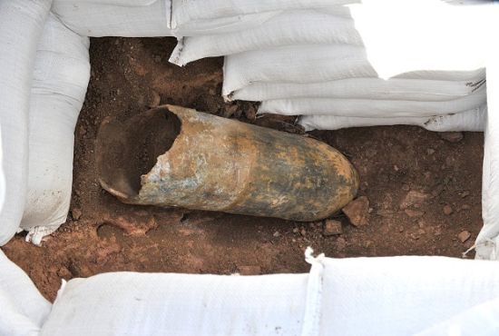 排爆前的二战德军SC-50航弹，这些处理限制了弹坑的大小，但是依然比中缅边境的弹坑大得多 