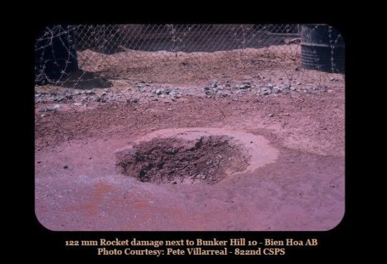 美军在越南战争期间被122mm火箭弹袭击造成的弹坑，并不是很大 