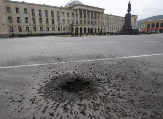 2008年南奥塞梯冲突中一枚82mm迫击炮弹爆炸制造的弹坑,但它是落在