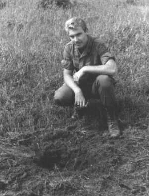 越南战争中美军挨60mm迫击炮炸出的弹坑 