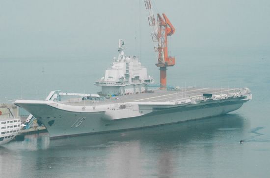 辽宁舰回“娘家”霸气照