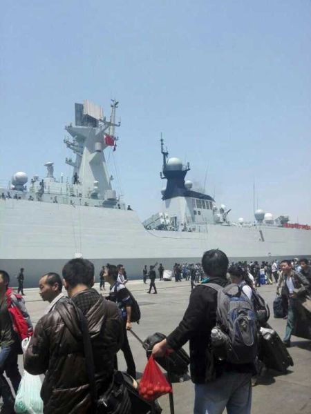 　　当地时间29日12时许，临沂舰由待机点向亚丁港高速机动，13时46分完成靠泊。集结在码头的中国同胞开始列队准备登舰撤离，舰舷悬挂的“热烈欢迎中国同胞登舰”“祖国派军舰接亲人们回家”的横幅，让备受战火煎熬的同胞们倍感温暖。