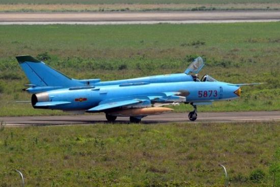 　　资料图：少见的越南苏-22飞机携带R-60“蚜虫”空空导弹的照片。利比亚空军的苏-22飞机曾经与美国F-14战机进行过空战，结果毫无悬念被击落两架，作为一种战斗轰炸机，苏-22空战能力仅限于紧急时刻自卫