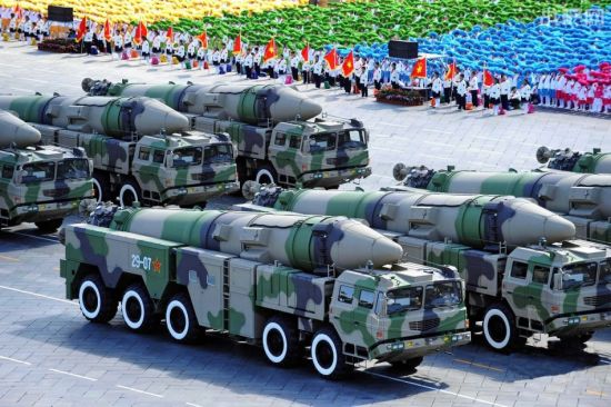 国庆大阅兵中的东风-21弹道导弹群。