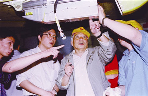 杨伟和歼-10总设计师宋文骢在检查战机 