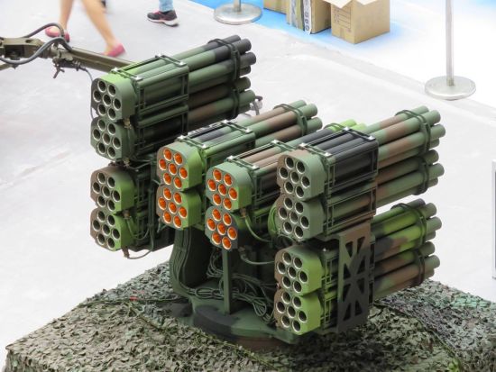 　　台北航太展上展示的84管遥控火箭发射器，采用“九头蛇”70毫米火箭弹，作为一种航空火箭弹，该火箭精度和威力都不错