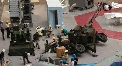 　　昨日台北航太展布展现场出现的遥控火箭炮台，由于边上有一门瑞士双35高炮，一度引起猜测认为这是否是防空火箭或者干扰弹发射装置