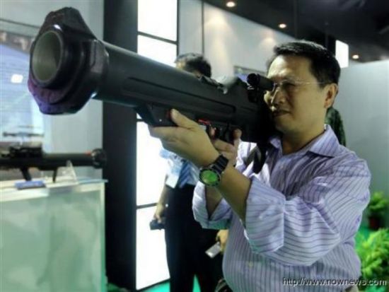 　　台湾自制的“红隼”反坦克火箭，然而这种火箭口径仅80毫米，破甲厚度约400毫米，不足以摧毁解放军主战坦克，计划用来攻击第一批登陆的两栖装甲车辆，不过台湾“陆军”认为购买这种武器不如买更多美国“陶”式反坦克导弹，一直不愿购买