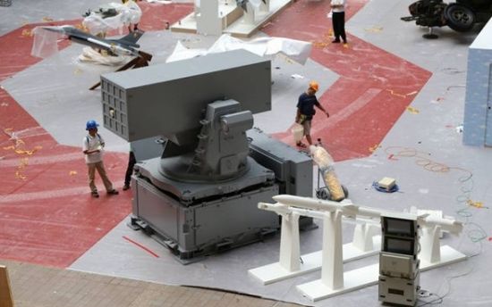 　　今日布展现场形似“拉姆”发射器的装置露出真容，这是一个用美制“密集阵”机关炮炮架改进的“天剑1”导弹发射器，可容纳16发“天剑1”导弹。由于“天剑1”导弹性能所限，无法实现拦截掠海反舰导弹。目前暂不清楚这一系统是否也能容纳其旁边摆放的雷达制导“天剑2”导弹。