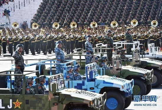 　　白建军中将、田中中将、陈东中将、吴国华中将、潘昌杰中将(自左至右)率领装备方队接受检阅。新华社记者 罗晓光 摄