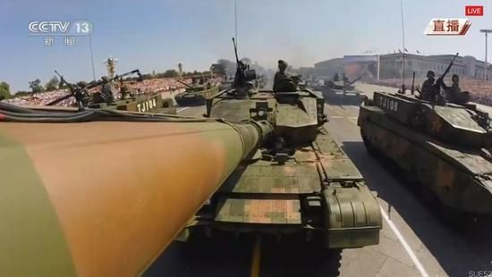 解放军第二炮兵东风5B洲际导弹方队接受检阅。