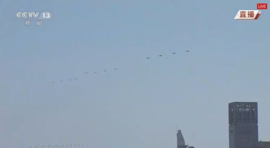 空中收阅方队通过天安门接受检阅