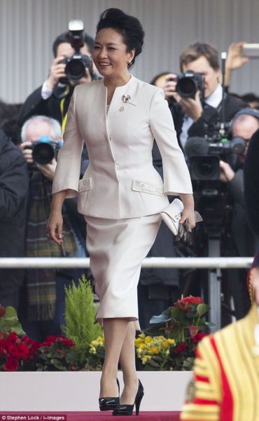 白色裙子套装+叶子形状胸针 