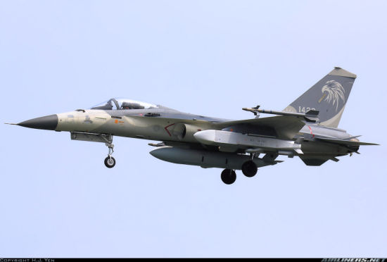 2014年1月16日，台湾空军正式列装新型“万剑弹"机载武器系统。该弹有子母弹特性，可以在敌防区外进行远程攻击，主要破坏敌方机场跑道、装甲集群等目标。台军号称万剑弹与美军JSOW武器系统性能相同。近日，台军方一架IDF战机加挂万剑弹高清照在网上现身。