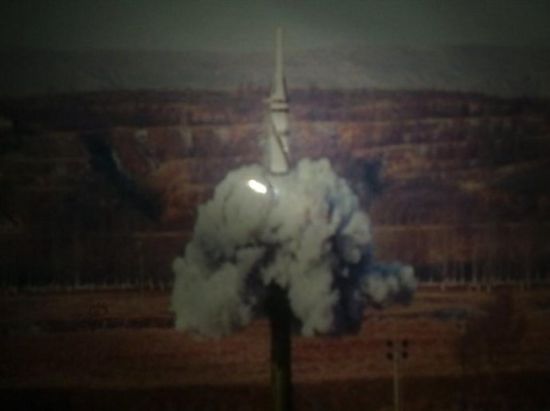 　　在2014年1月12日网上流传疑似东风21D反舰弹道导弹试射照片，从画面上该弹的弹头比较尖，可能是末端制导和机动的需要。