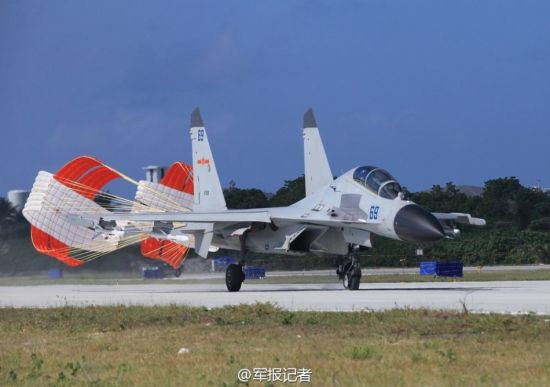 　　南海舰队航空兵某部严格落实战斗力标准，克服复杂多样气象条件，挑战陌生海空环境，挖掘装备极限性能，提升履行使命任务的能力。图为10月30日，在南海某机场，该部三代新型战机进行实战化科目训练！
