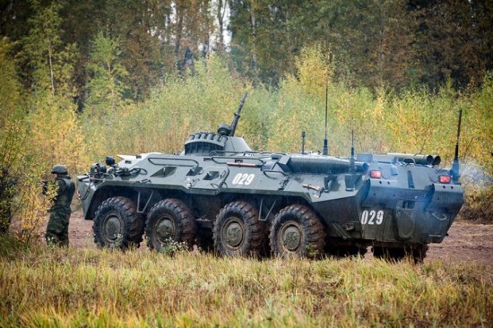 真猛俄伞兵乘战车首度空投塞尔维亚境内图