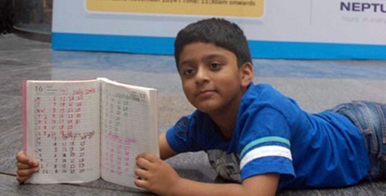 印度两姐妹公车上遭性骚扰 拿皮带猛抽对方