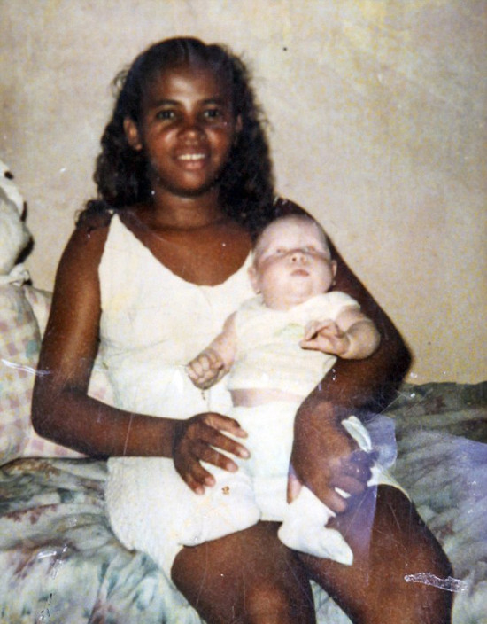 点击图片进入下一页安德莱德与前夫都是非洲裔巴西人,他们的长女鲁斯