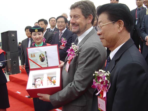 图文:深航董事长与空客中国公司总裁互赠礼品