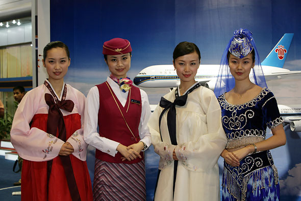 图文身着少数民族服饰的南航乘务员