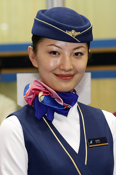 正文   在本届中国(珠海)航展上,一些航空公司派出了美丽的空姐为航空