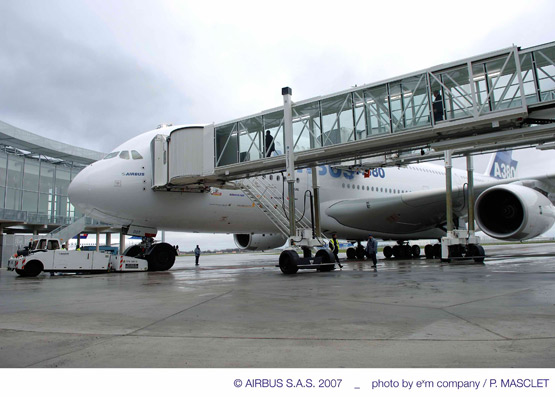 图文:a380飞机登机廊桥