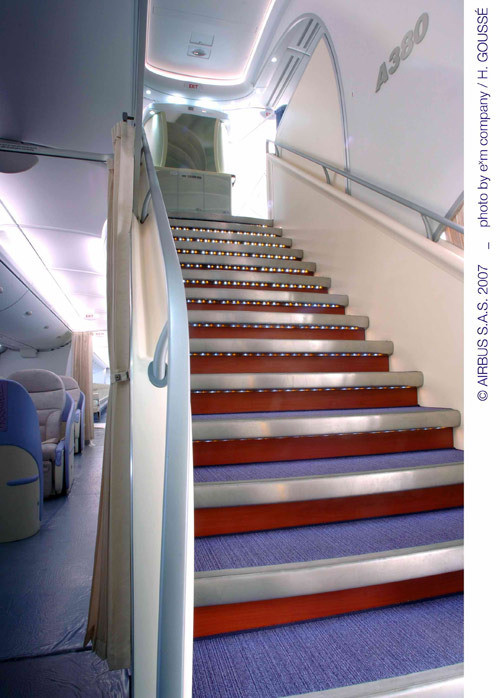 图文:a380飞机主客舱前部楼梯