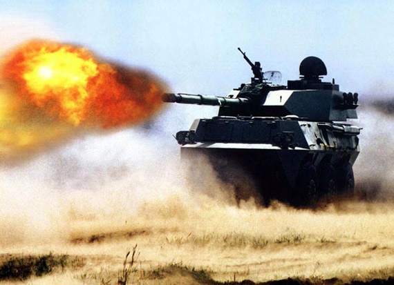 图文:中国陆军100毫米轮式突击炮开火