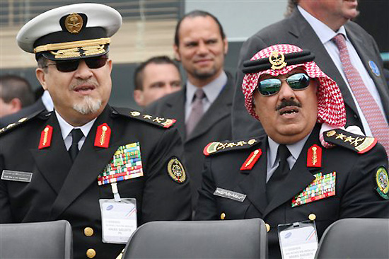 图文:沙特阿拉伯军官观看飞行表演