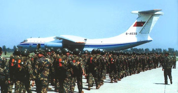 图文：中国空降兵部队列装伊尔76型运输机_新浪军事_新浪网