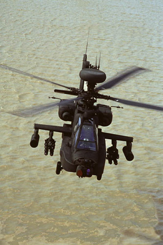 图文:ah-64d长弓阿帕奇直升机低空飞行