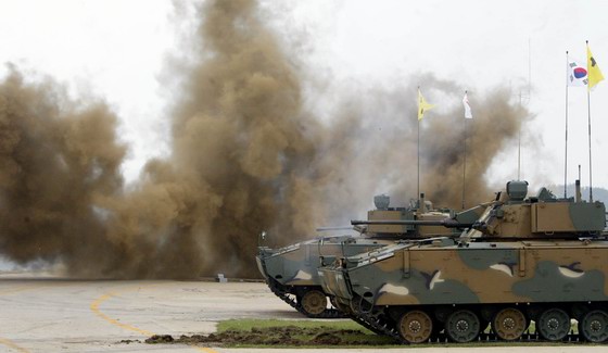 图文:韩军k21型步兵战车模拟战场作战情况