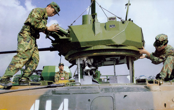 图文:中国新通用30炮炮塔安装方便