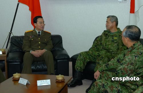 图文:解放军章沁生中将与日本自卫队将官交淡