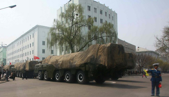图文:朝鲜街头集结中的战术导弹发射车