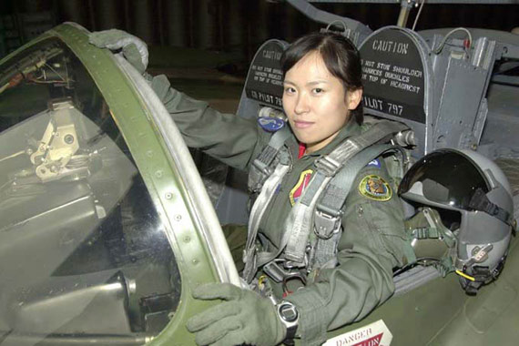 图文:在韩国空军部队服役的女飞行员