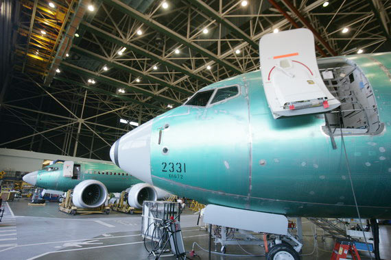 图文波音737飞机的前登机门