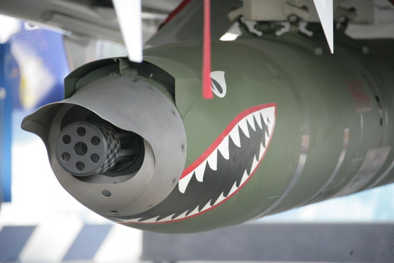 图文:f-4战斗机加特林机炮吊舱特写